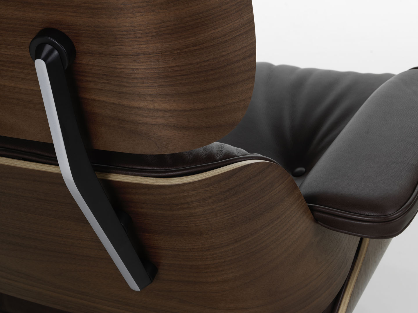 Vitra Eames Loungechair met ottoman Natural Leder Chocolate noten donker