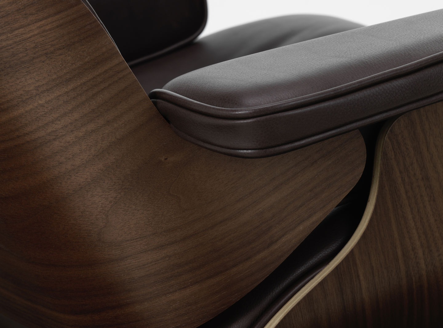 Vitra Eames Loungechair met ottoman Natural Leder Chocolate noten donker