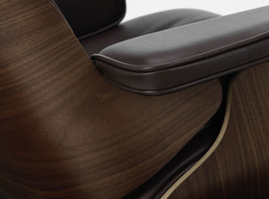 Vitra Eames Loungechair met ottoman Natural Leder Chocolate noten donker