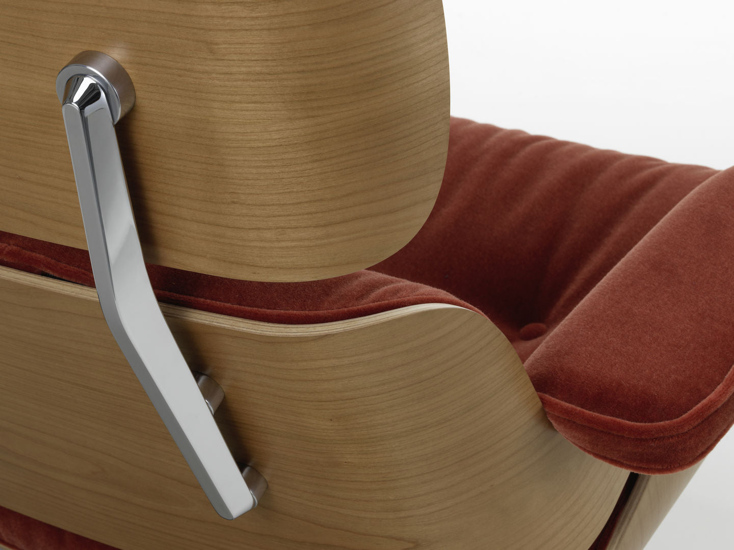Vitra Eames Loungechair met ottoman Calma Brandy kersenhout naturel