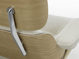 Vitra Eames Loungechair met ottoman Nubia Cream/Pearl kastanje naturel