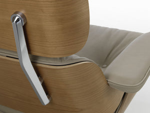 Vitra Eames Loungechair met ottoman Natural Leder Dark Sand kersenhout naturel