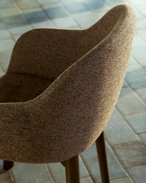 Kave Home Meila eetkamerstoel met arm chenille Terracotta donker hout
