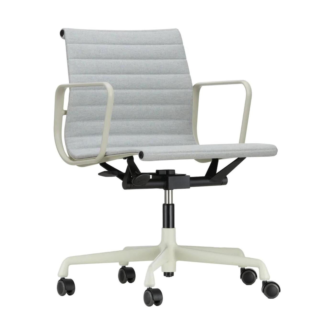 Vitra EA 117 Aluminium bureaustoel draaibaar Cosy Pale Blue