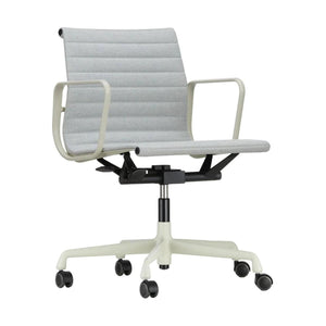 Vitra EA 117 Aluminium bureaustoel draaibaar Cosy Pale Blue