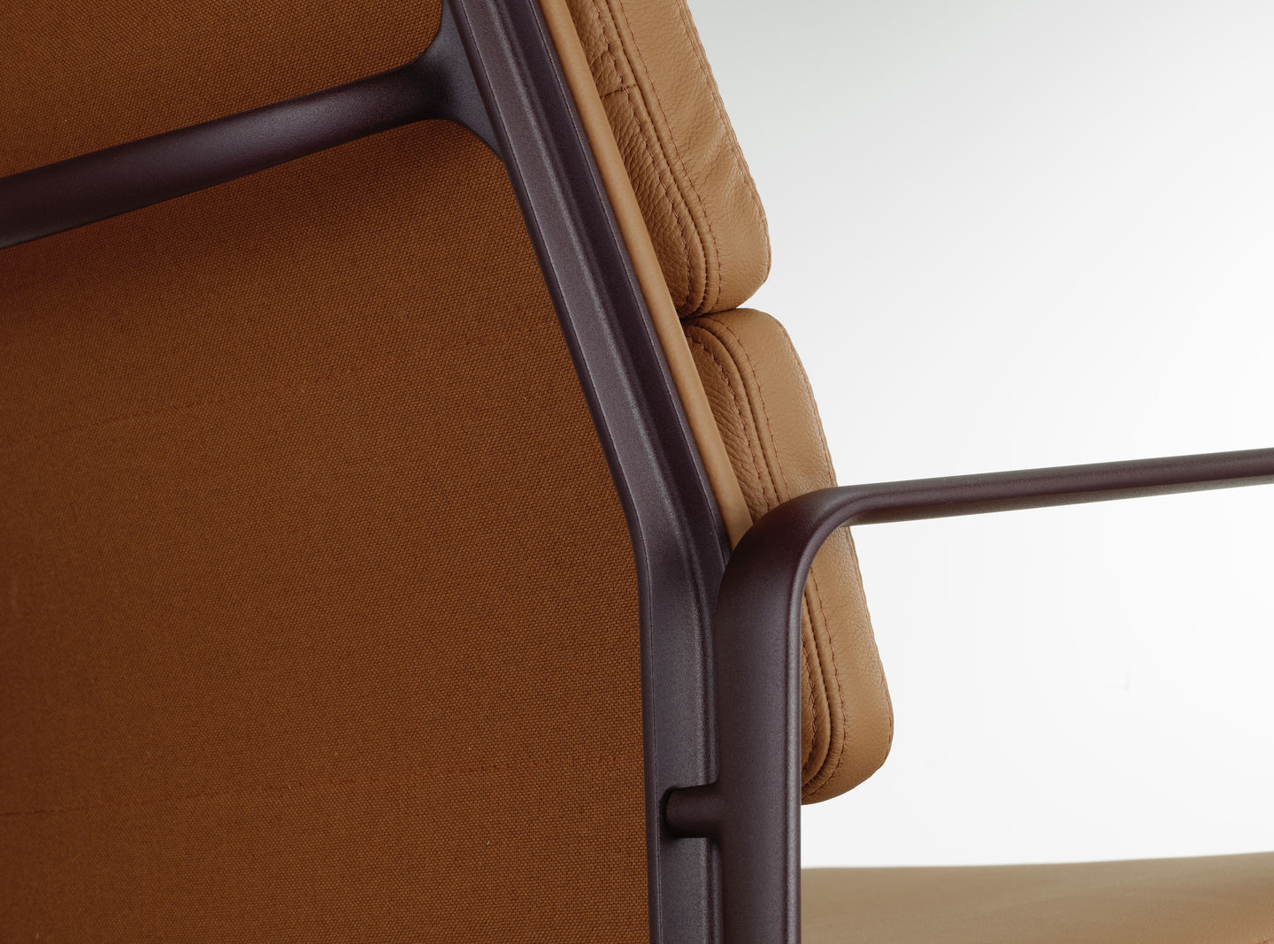 Vitra Soft Pad EA 219 bureaustoel draaibaar Leather Premium Cognac