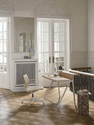 Vitra EA 108 stoel Track Dark Red Nero poot dark bordeaux