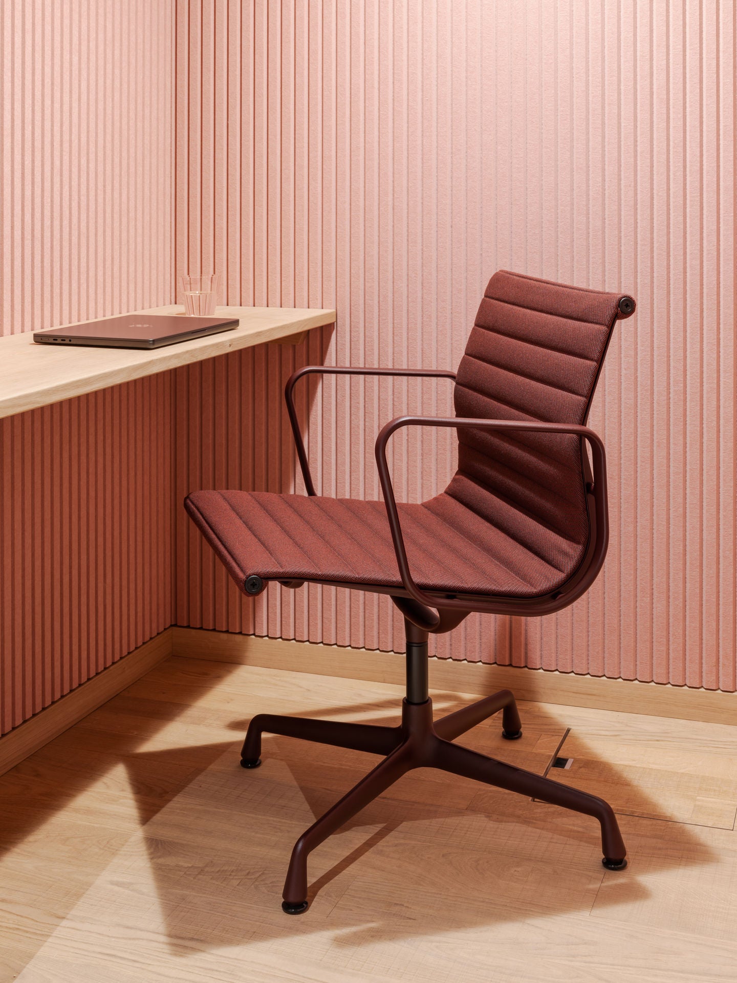 Vitra EA 108 stoel Track Dark Red Nero poot dark bordeaux