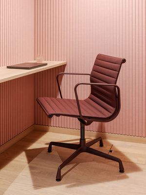 Vitra EA 108 stoel Track Dark Red Nero poot dark bordeaux