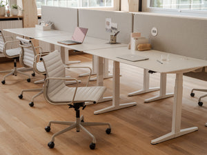 Vitra Eames Aluminium EA 108 bureaustoel Cosy 2 Papyrus poot chalk