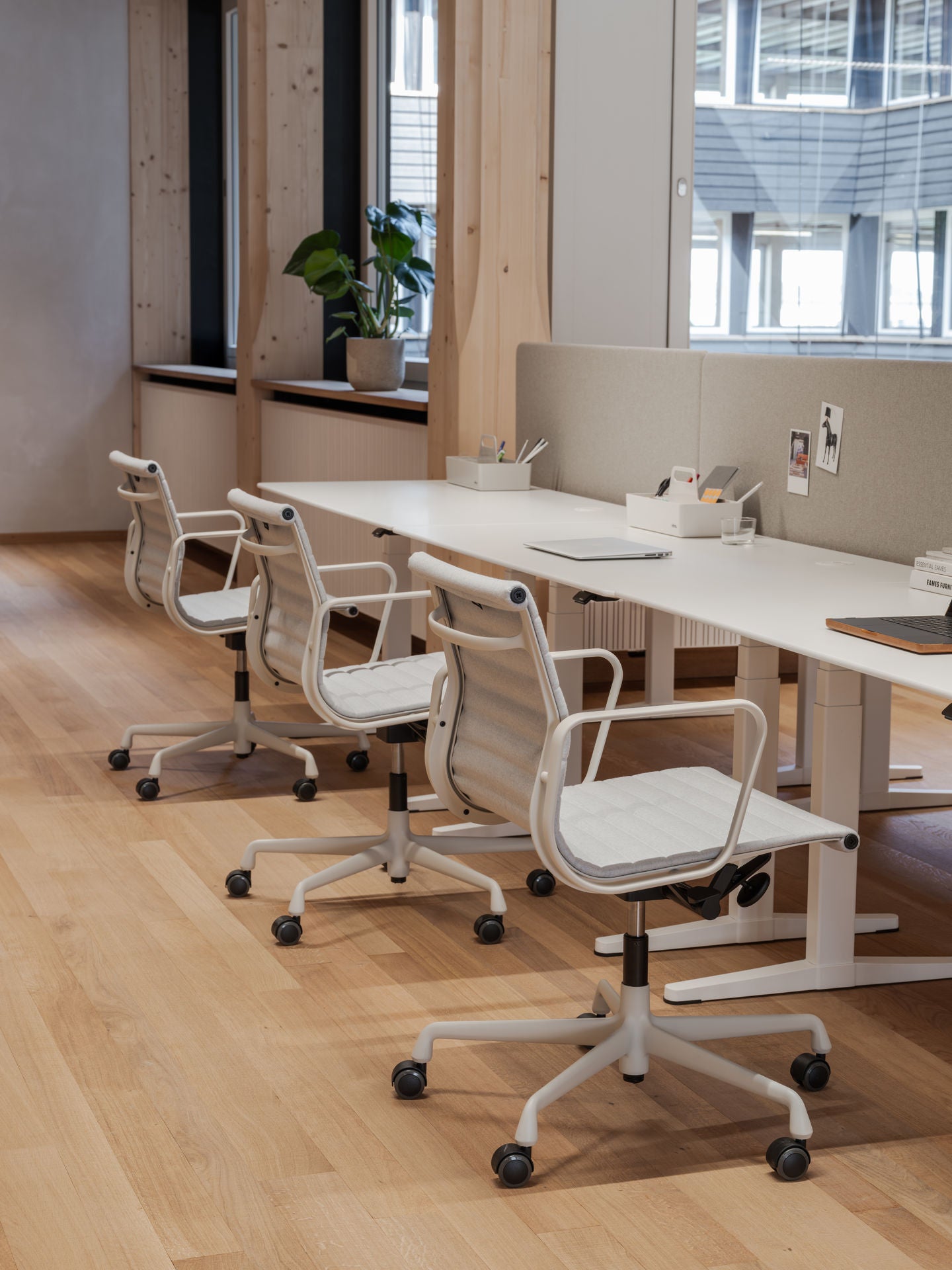 Vitra Eames Aluminium EA 117 bureaustoel draaibaar Premium Leather Nero