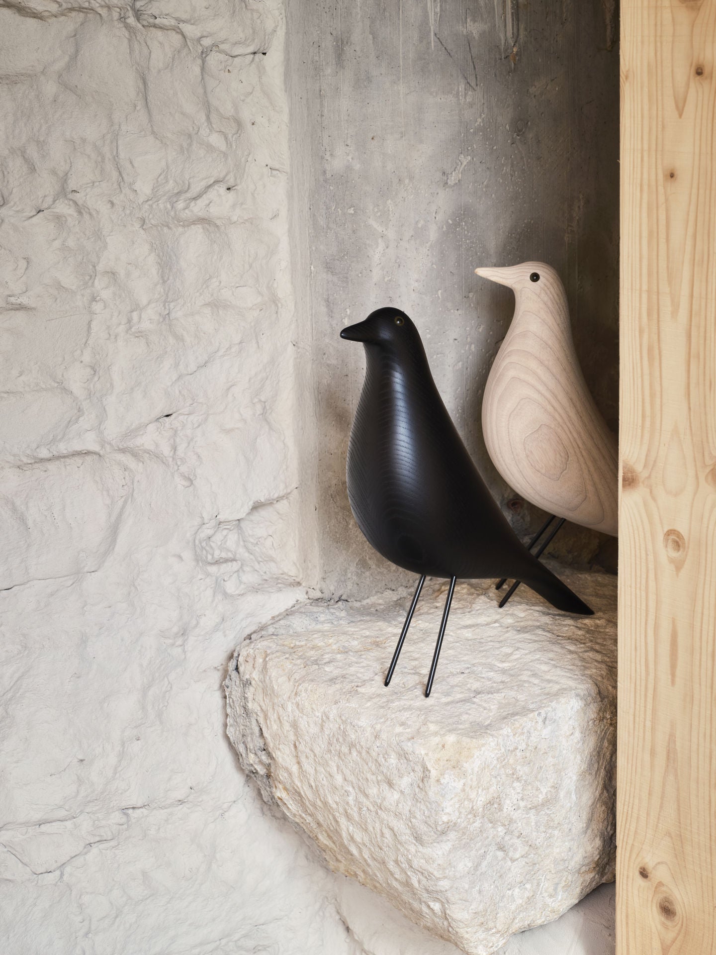 Vitra Eames House Bird zwart essenhout – HelloChair