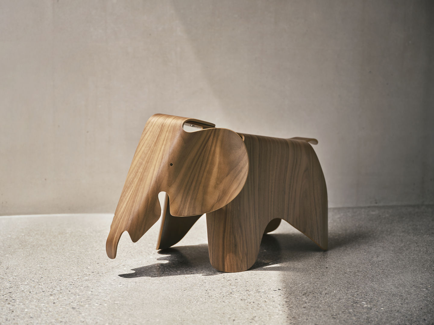 Vitra Eames Elephant notenhout