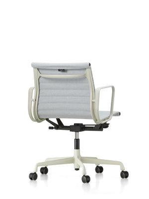 Vitra EA 117 Aluminium bureaustoel draaibaar Cosy Pale Blue