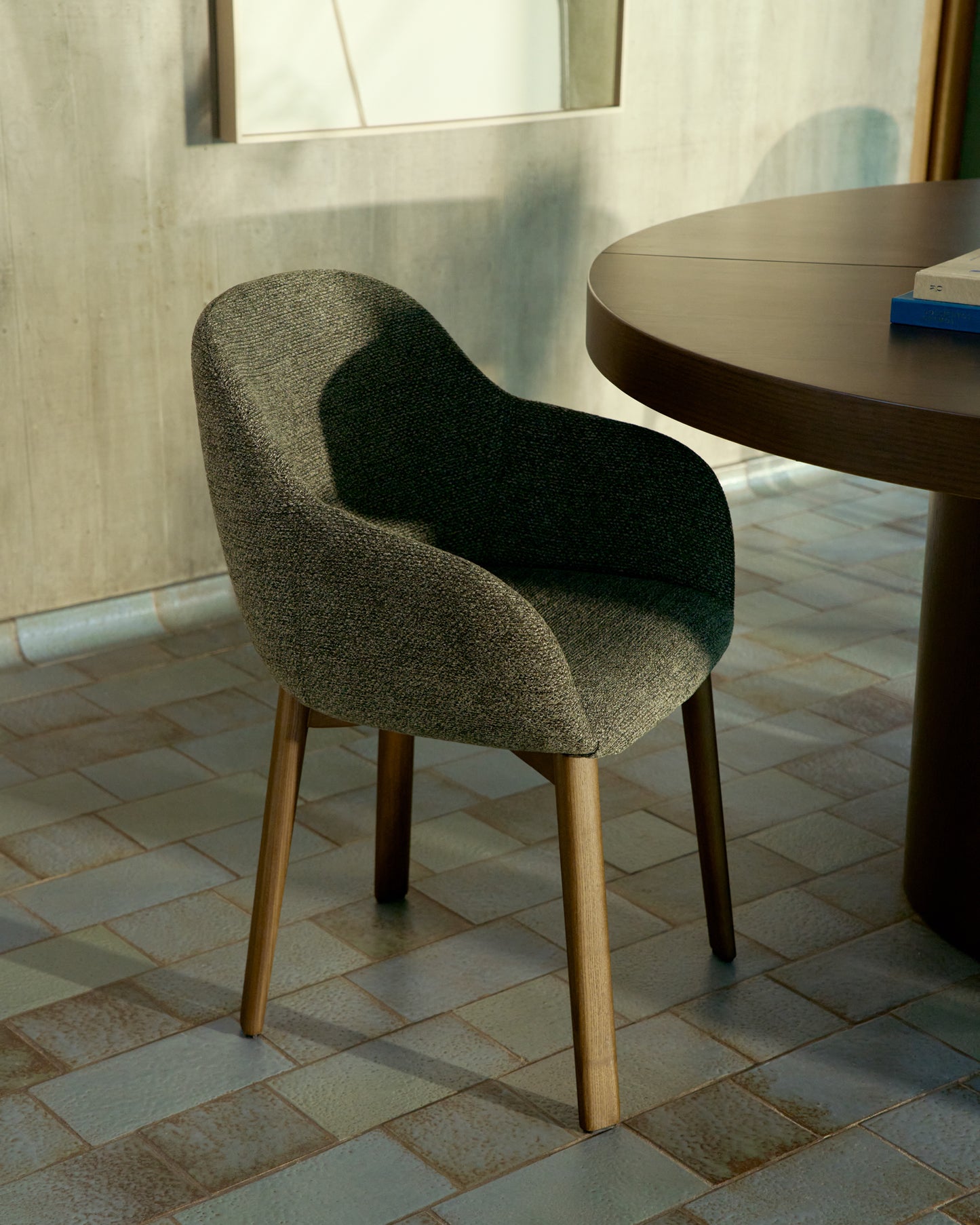 Kave Home Meila eetkamerstoel met arm chenille Green donker hout