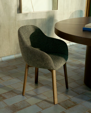 Kave Home Meila eetkamerstoel met arm chenille Green donker hout