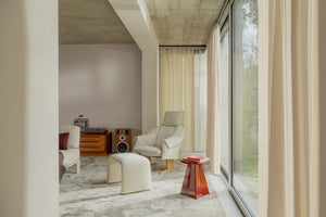 Vitra Bascule Highback fauteuil met bankje Cento Light Lavender / Electric Blue poot eiken