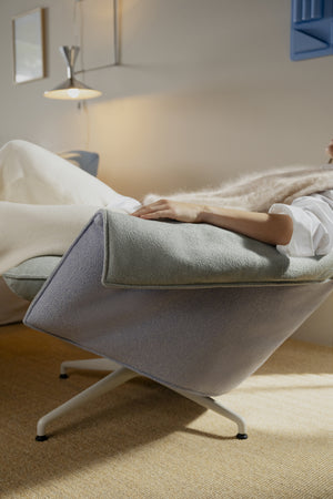 Vitra Bascule Lowback fauteuil Hola Blush Pink / Terracotta sterpoot aluminium