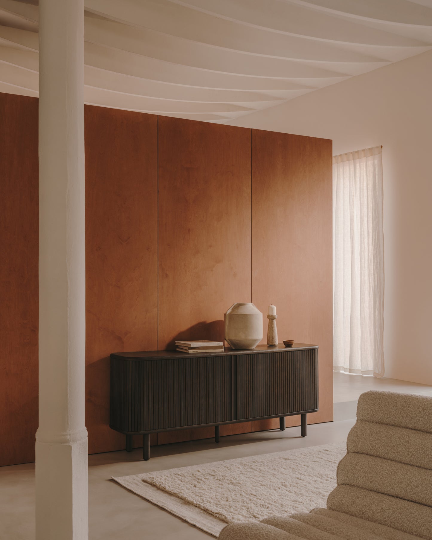 Kave Home Mailen dressoir met 2 deuren essen donkere afwerking