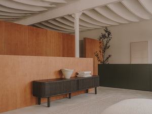 Kave Home Mailen tv-meubel met 2 deuren essen donkere afwerking 200 x 50 cm