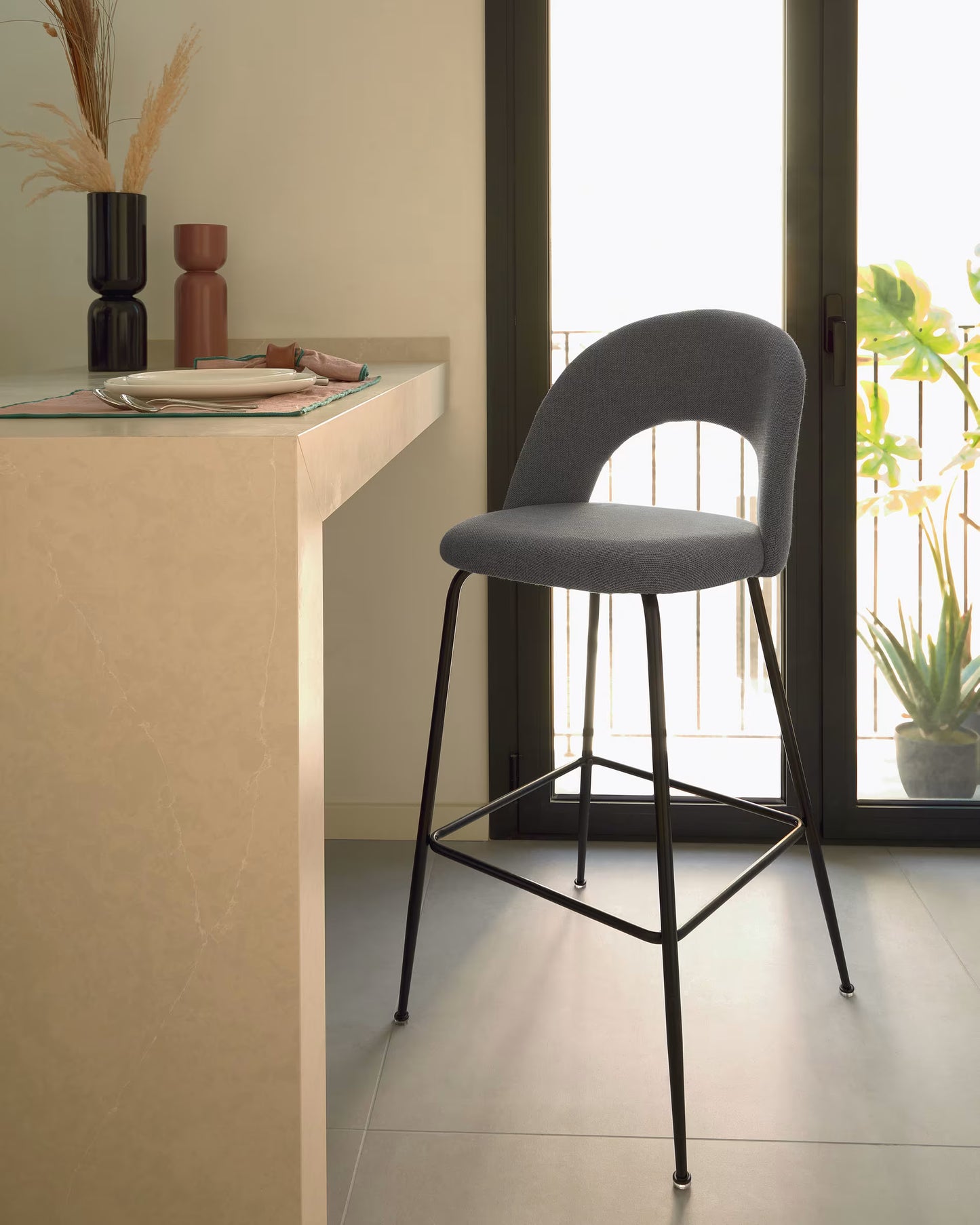 Kave Home Mahalia barkruk H63 Donkergrijs