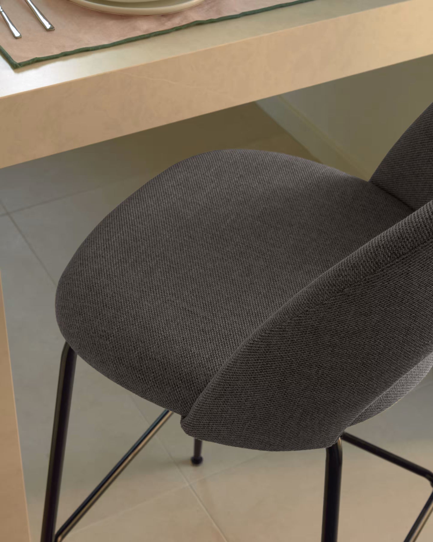Kave Home Mahalia barkruk H63 Donkergrijs