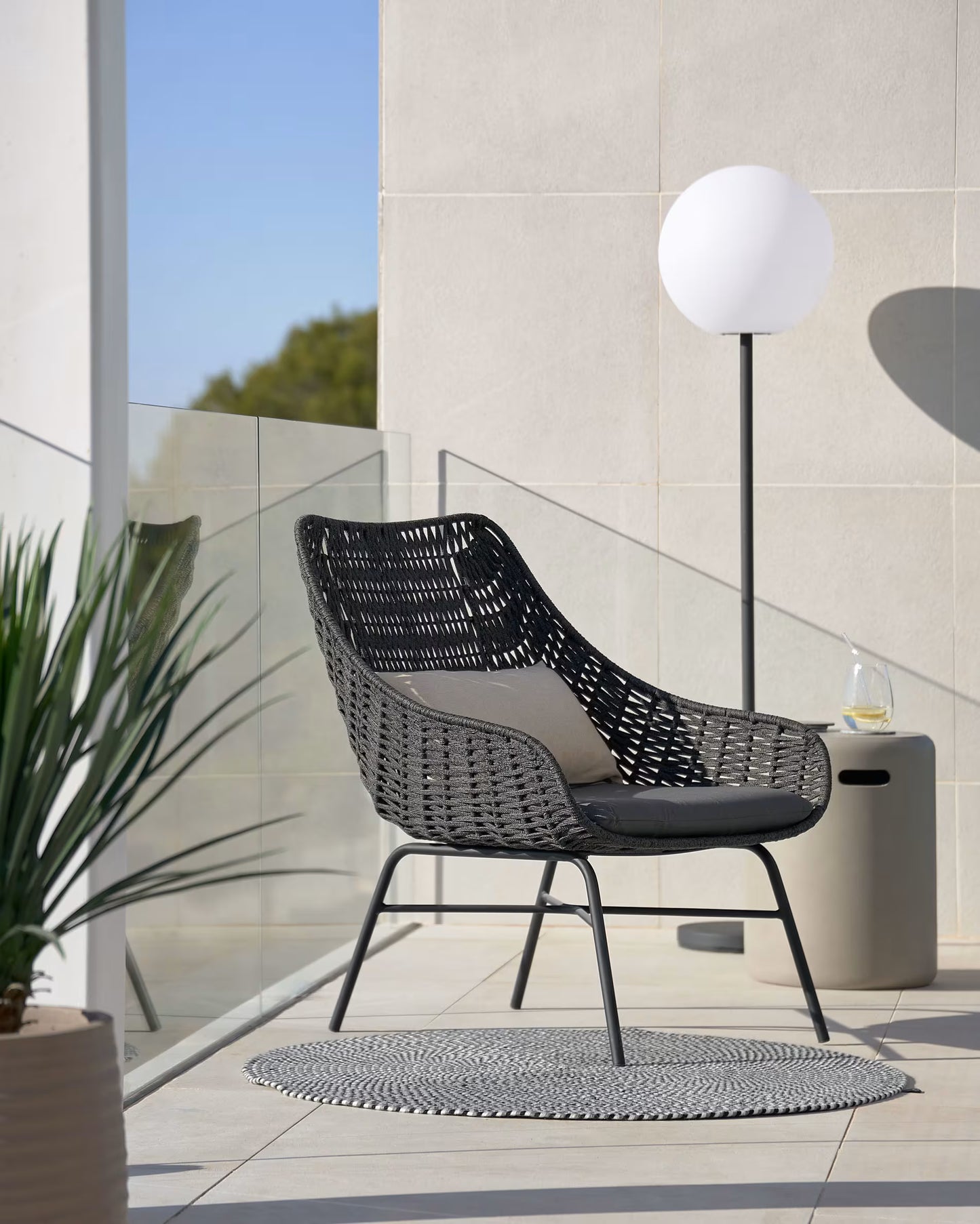Kave Home Abeli loungestoel Zwart