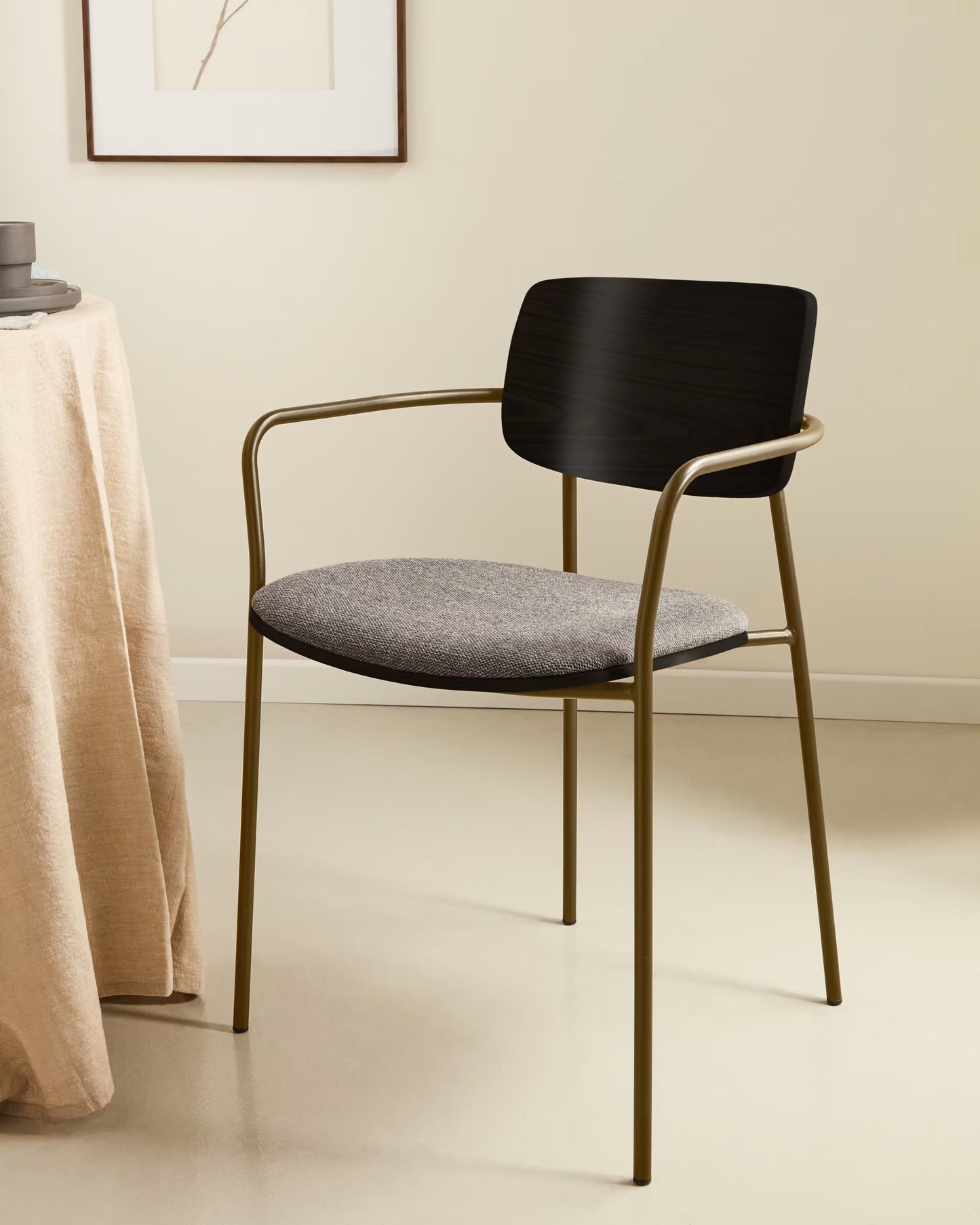 Kave Home Maureen eetkamerstoel donker essen fineer Brass