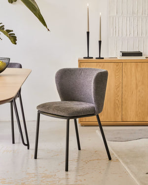 Kave Home Ciselia eetkamerstoel chenille Donkergrijs poot zwart