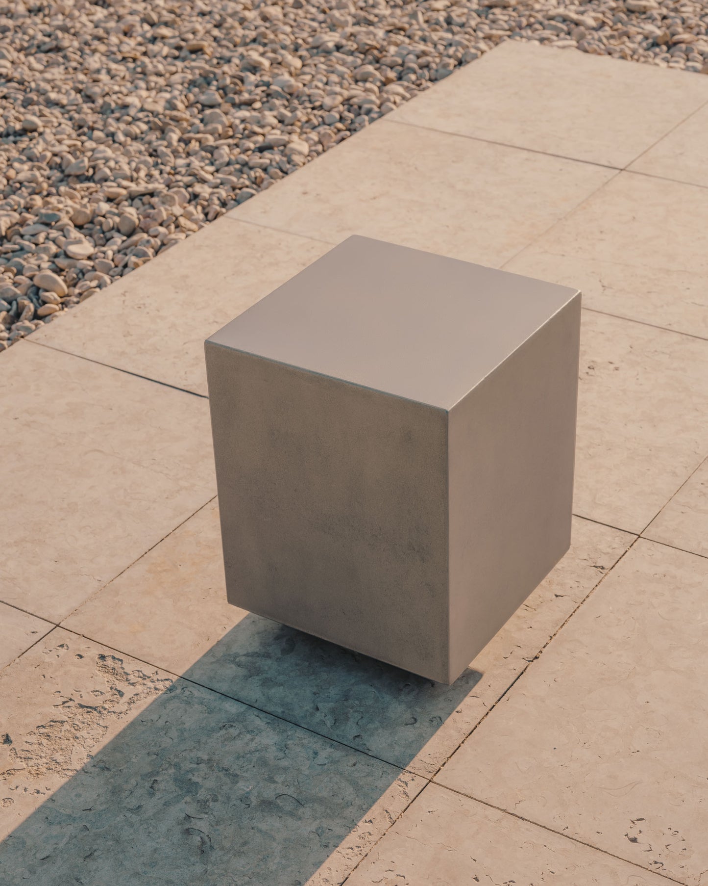 Kave Home Rustella bijzettafel 35x35 cm Cement