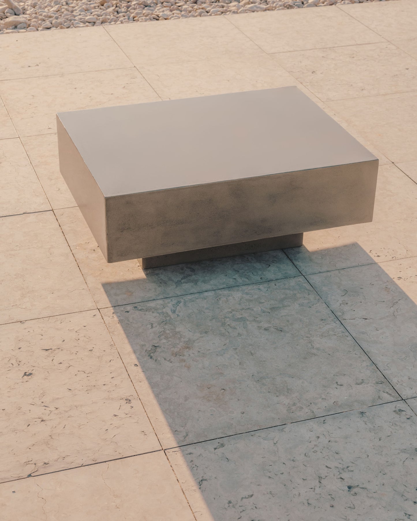 Kave Home Rustella bijzettafel 80x60 cm Cement