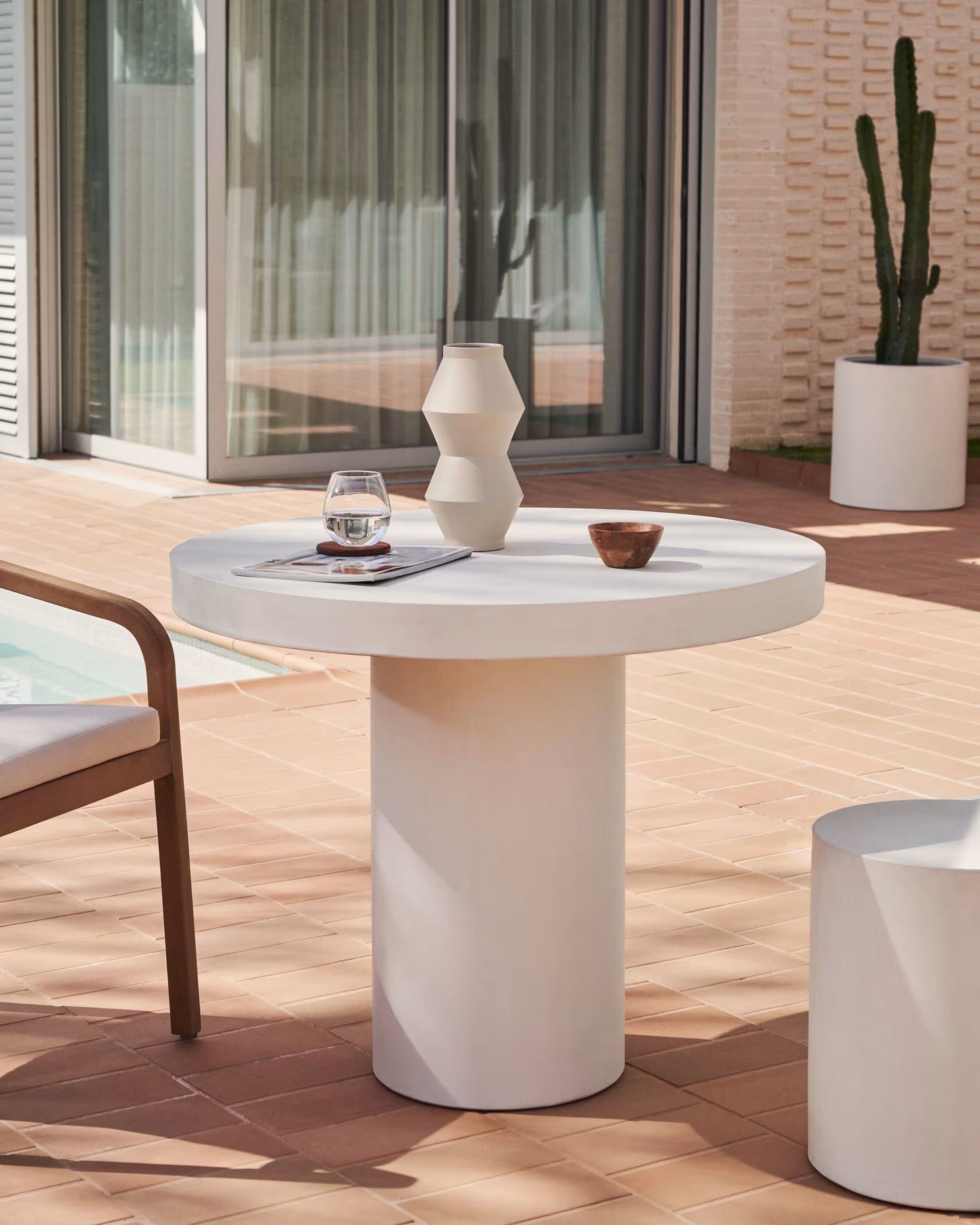 Kave Home Aiguablava tuintafel Ø90 cm cement Wit