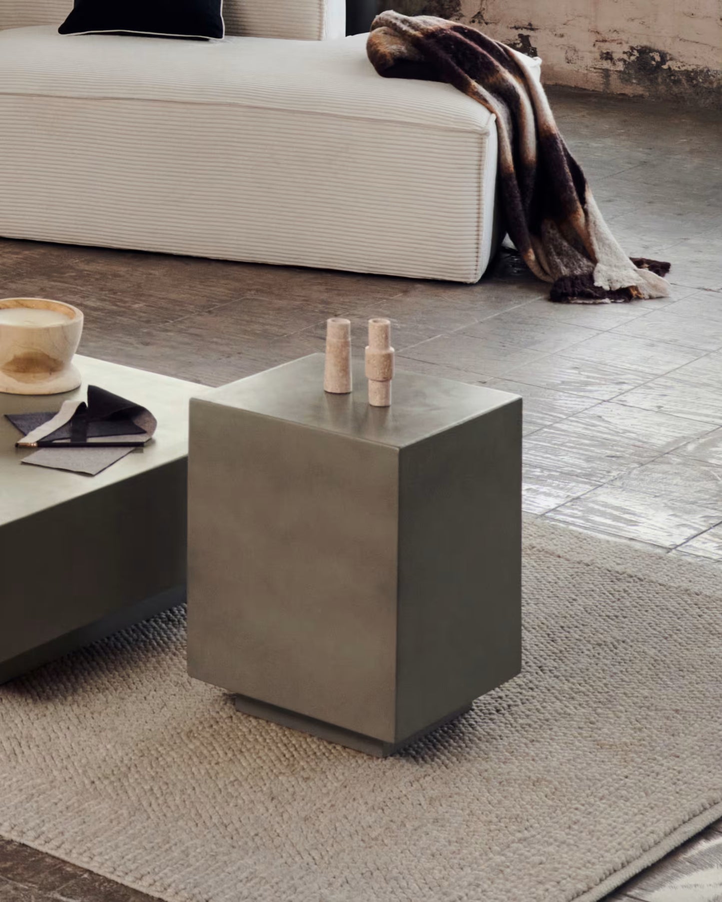 Kave Home Rustella bijzettafel 35x35 cm Cement