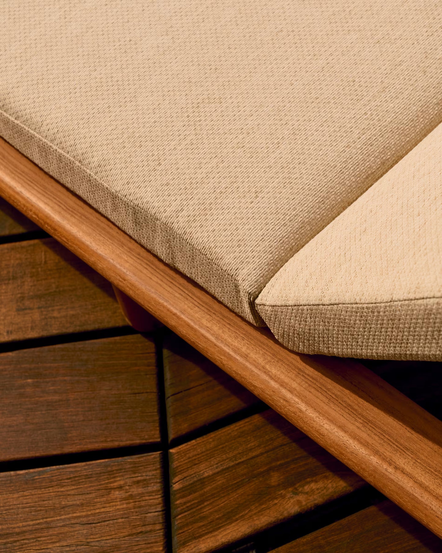 Kave Home Turqueta ligstoel teakhout Beige