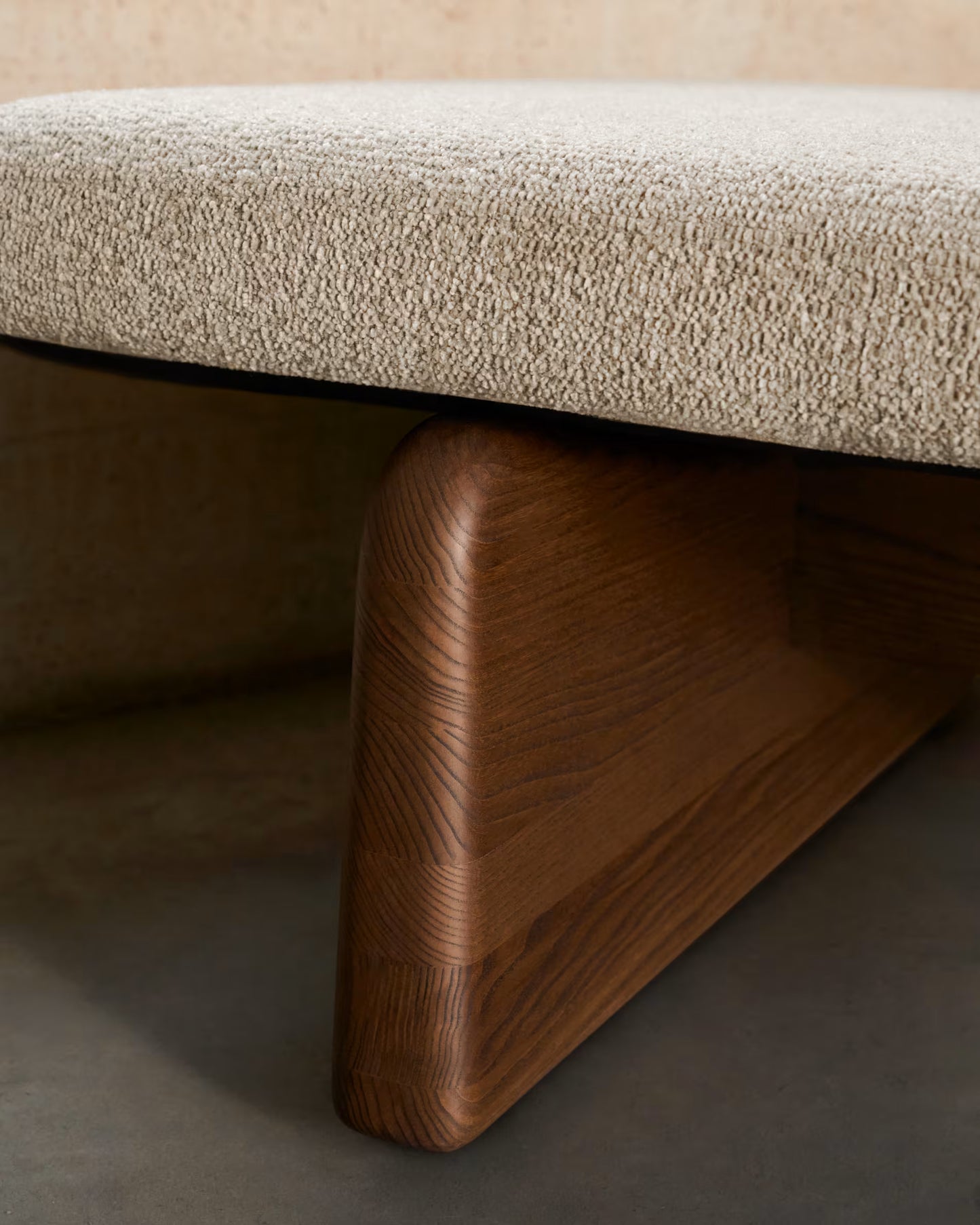 Kave Home Topaz ligbed chenille Beige essen met noten afwerking