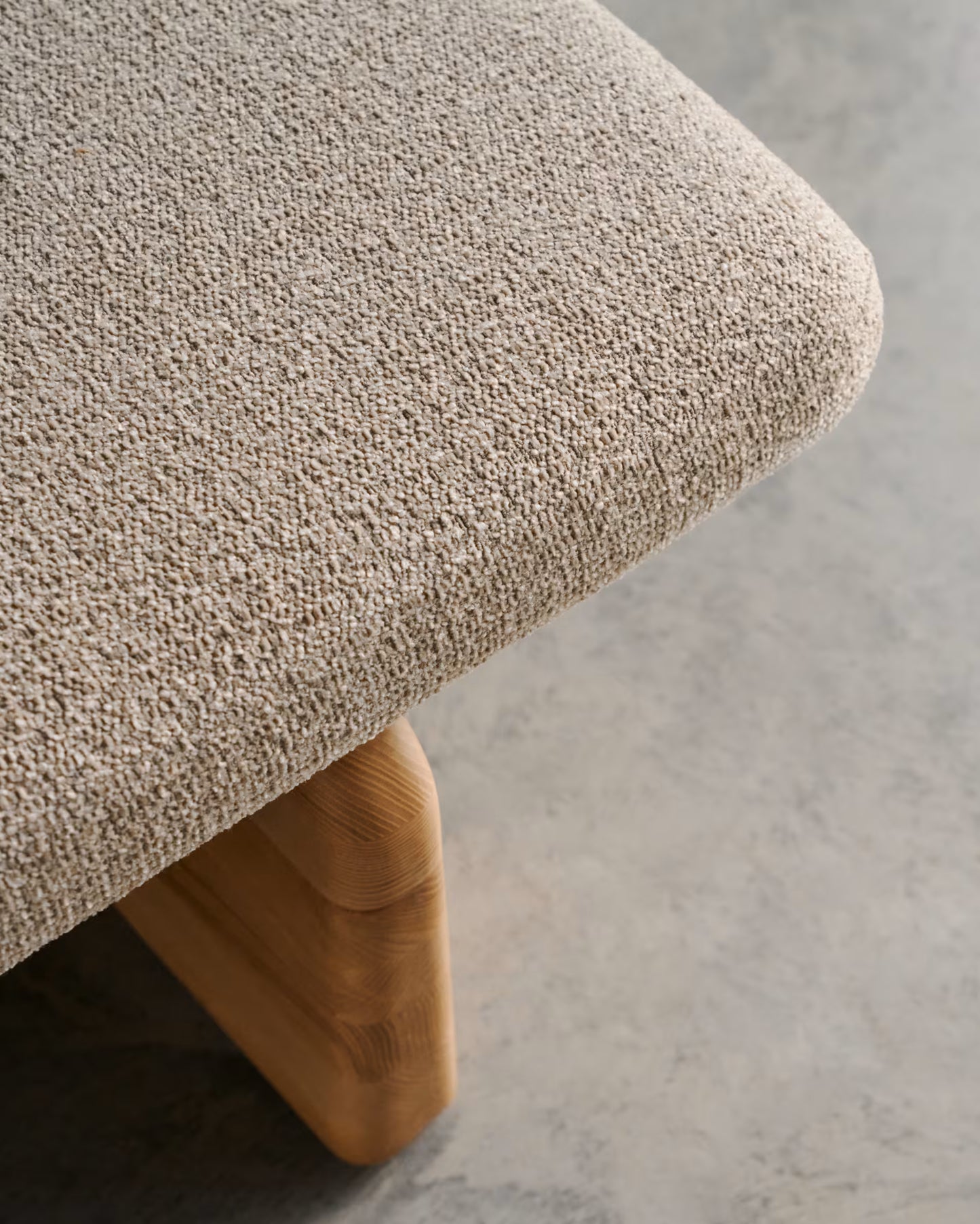 Kave Home Topaz ligbed chenille Beige essenhout naturel