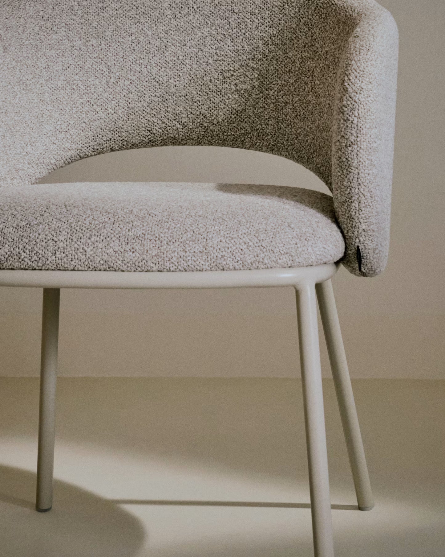 Kave Home Maina eetkamerstoel dik chenille Beige