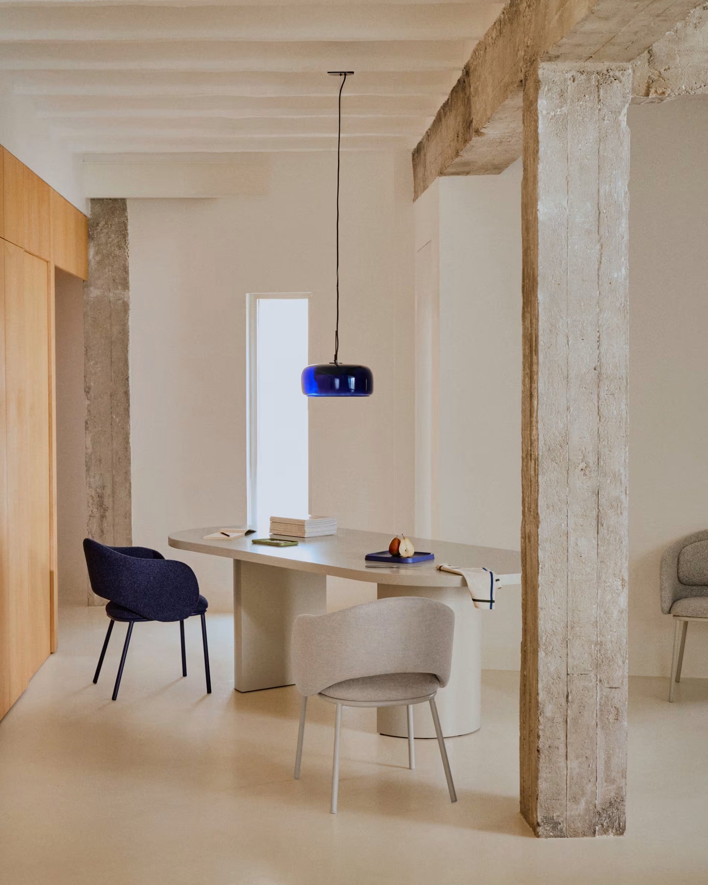 Kave Home Maina eetkamerstoel dik chenille Blauw