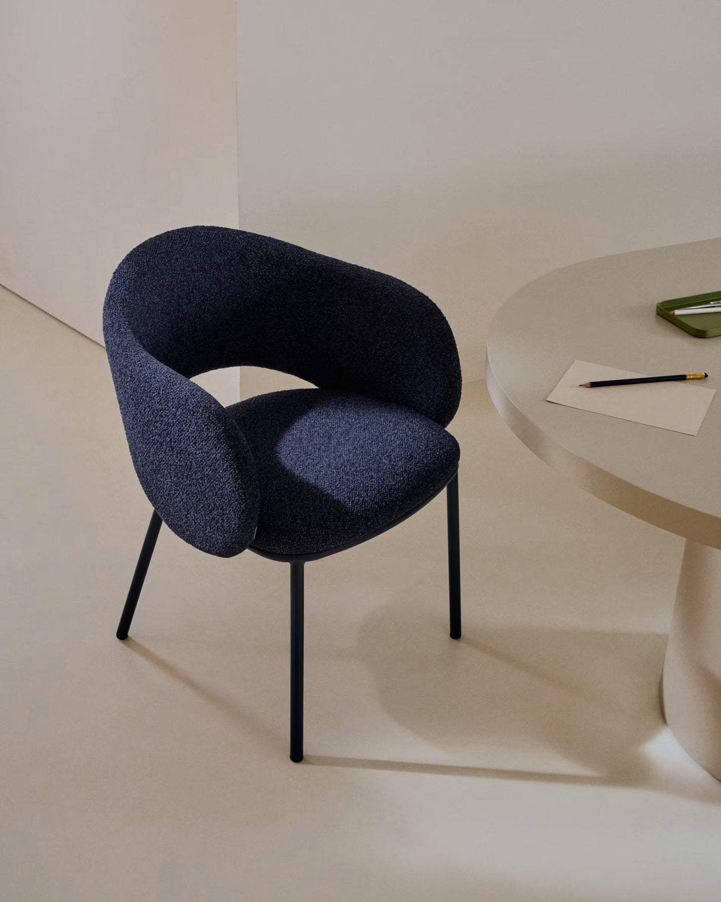 Kave Home Maina eetkamerstoel dik chenille Blauw