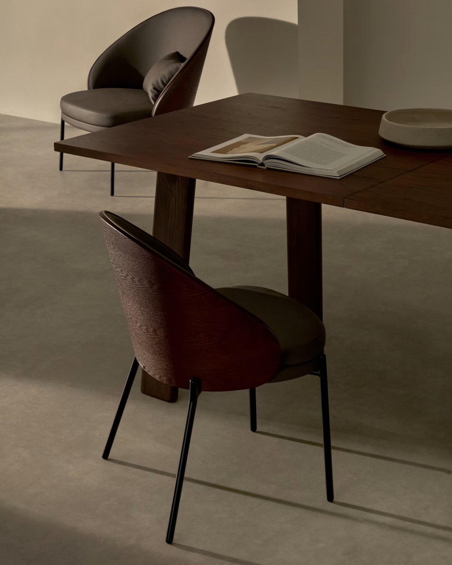 Kave Home Eamy eetkamerstoel kunstleer Bruin/Walnoot