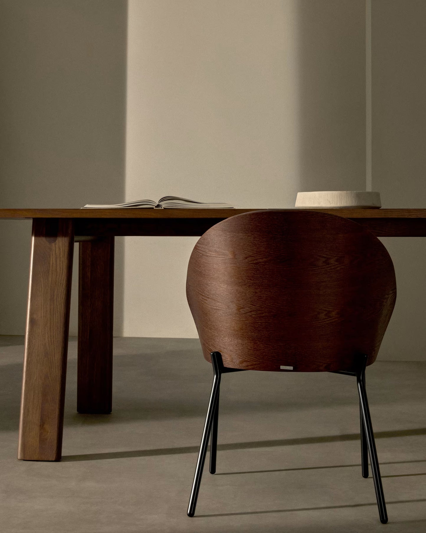 Kave Home Eamy eetkamerstoel kunstleer Bruin/Walnoot