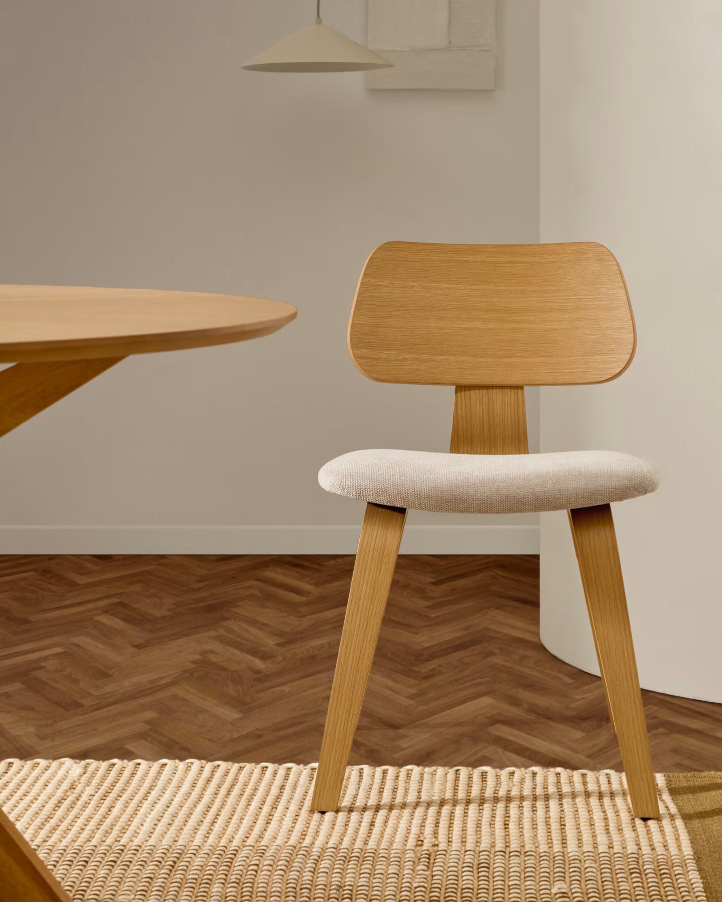 Kave Home Gena eetkamerstoel chenille Beige poot eiken naturel