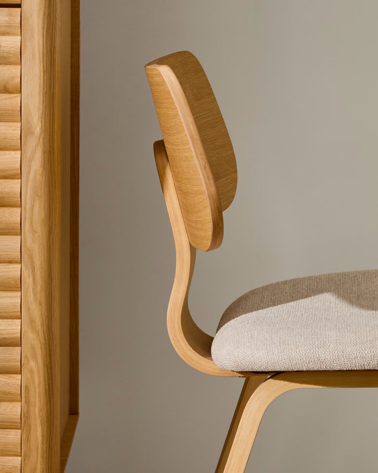 Kave Home Gena eetkamerstoel chenille Beige poot eiken naturel