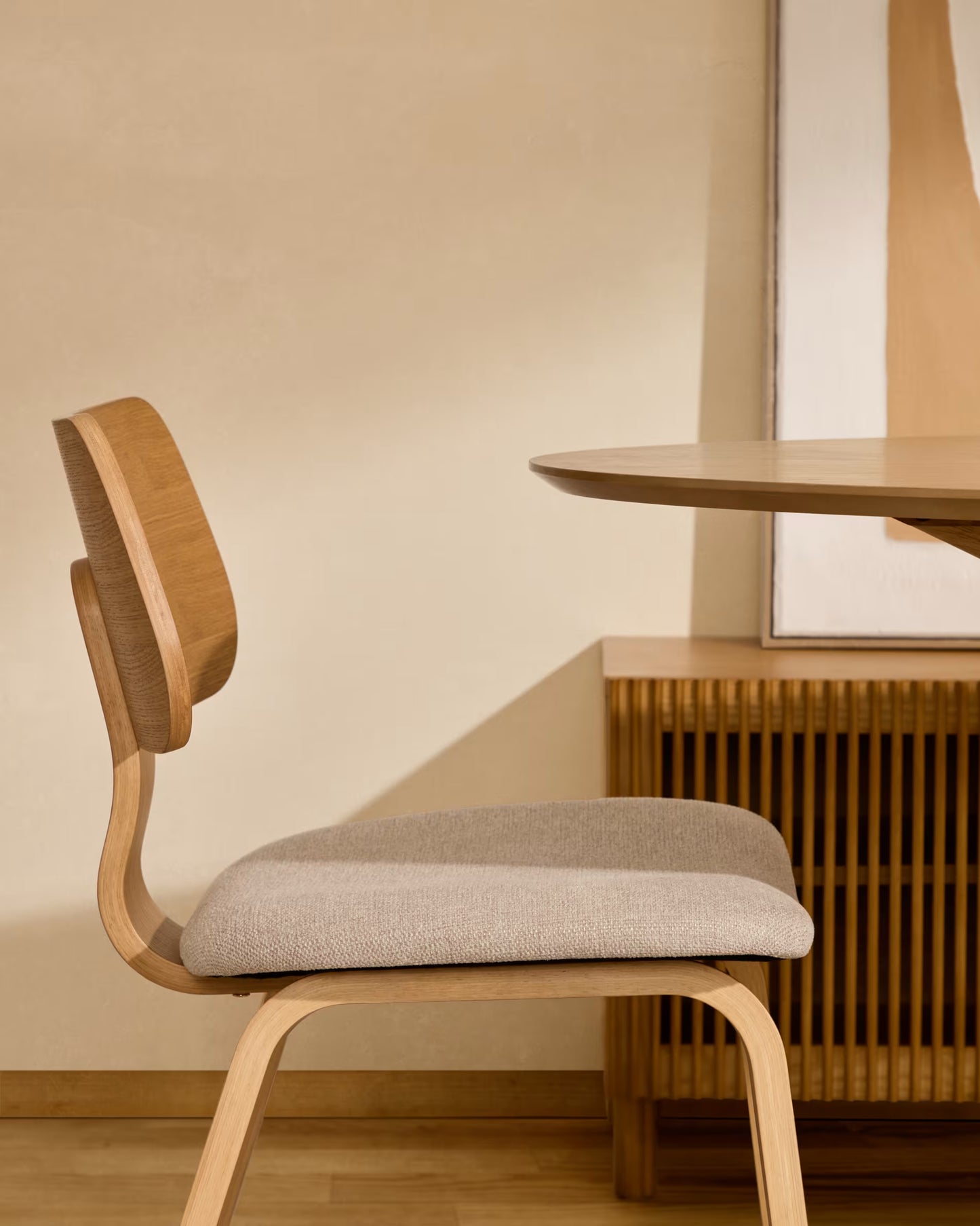 Kave Home Gena eetkamerstoel chenille Beige poot eiken naturel