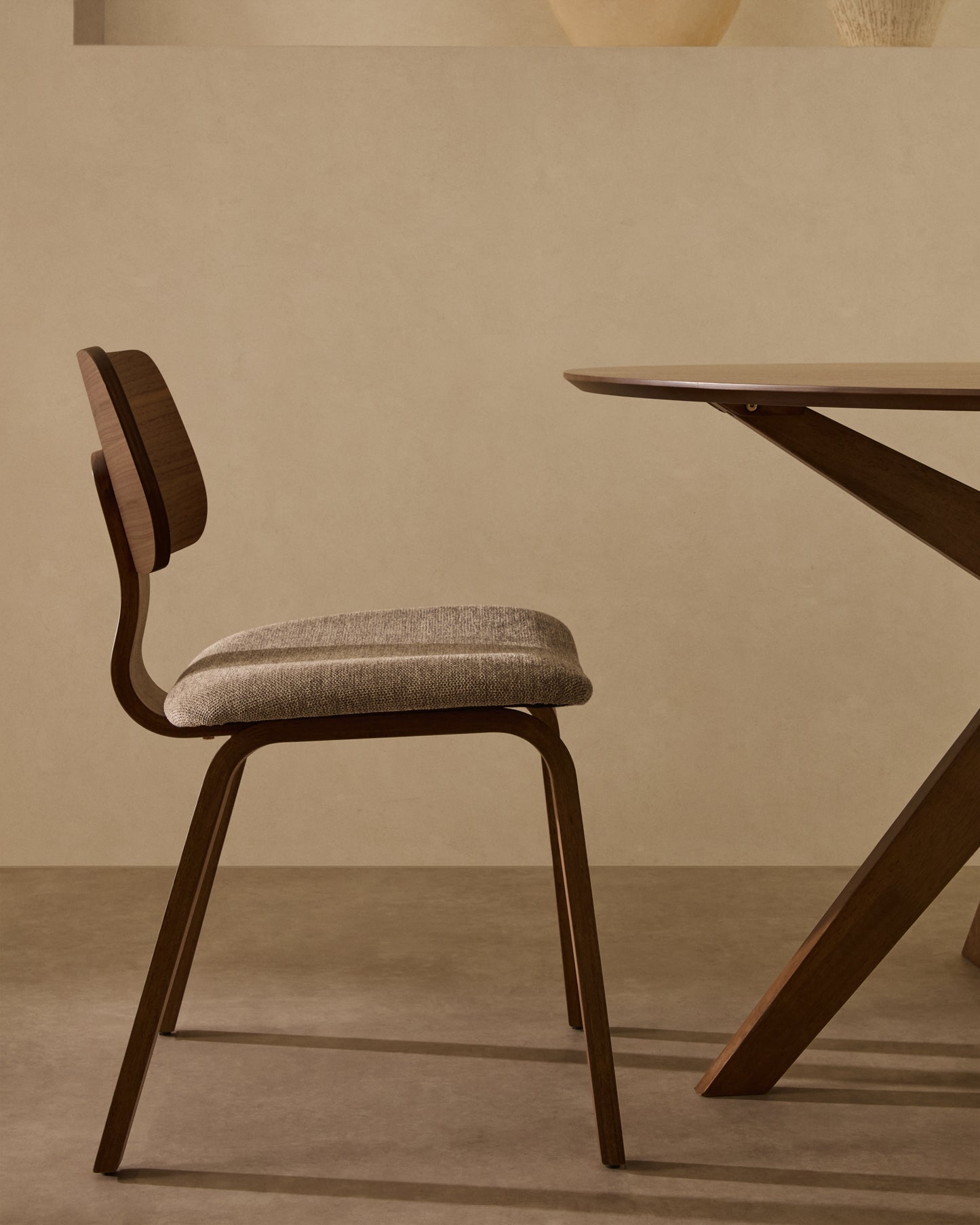 Kave Home Gena eetkamerstoel chenille Beige poot walnoot afwerking