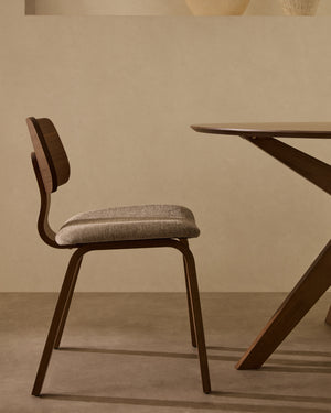 Kave Home Gena eetkamerstoel chenille Beige poot walnoot afwerking