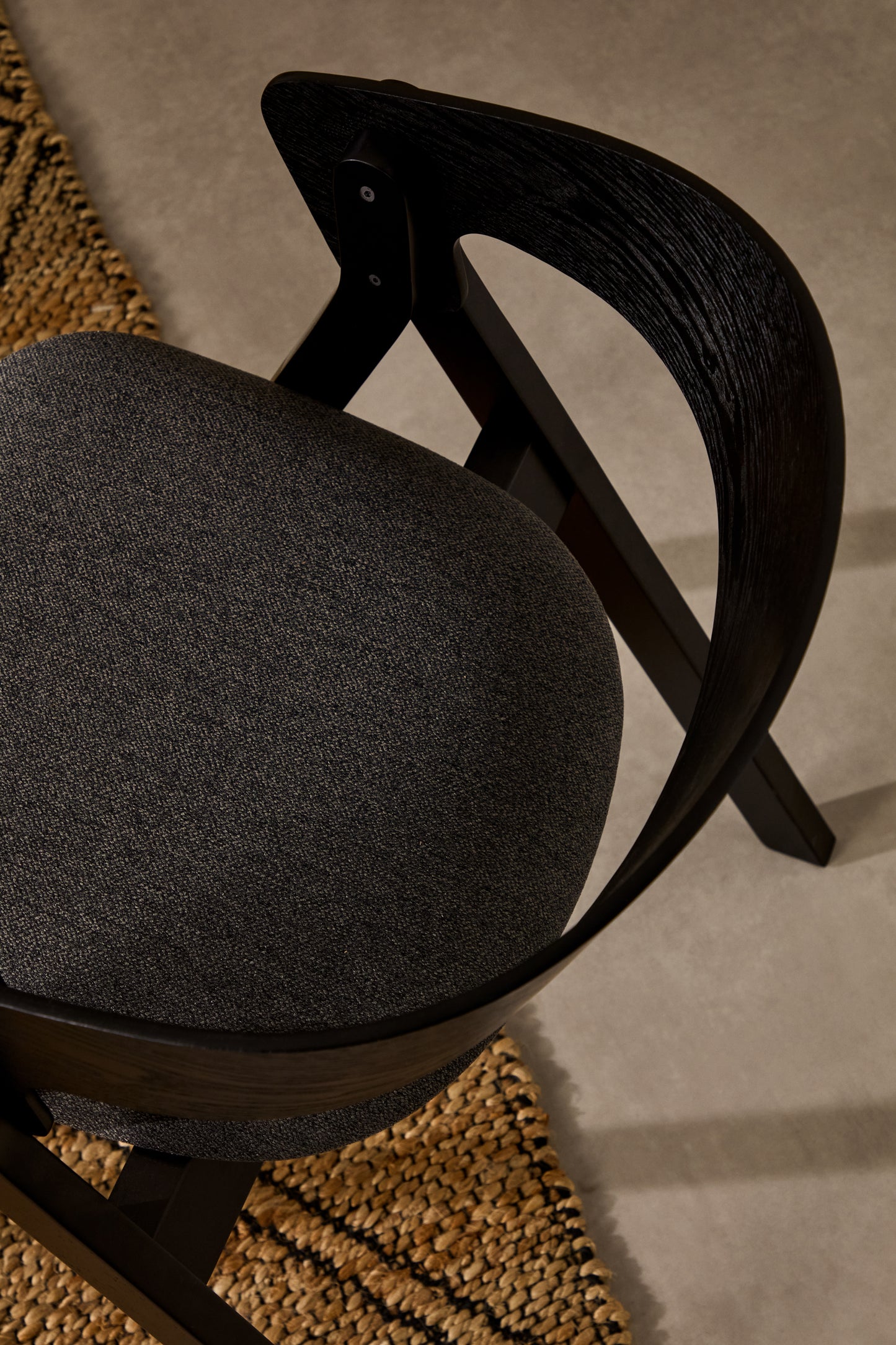 Kave Home Godia eetkamerstoel chenille Grijs/zwart