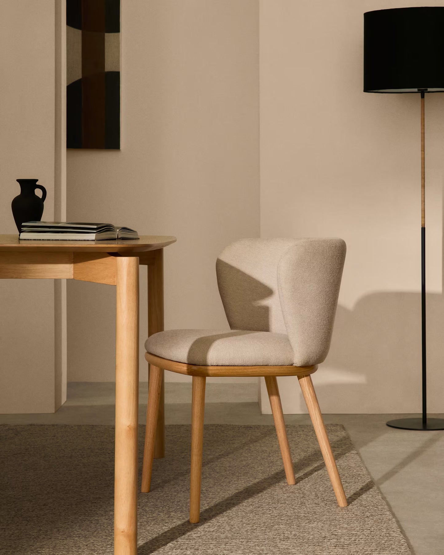 Kave Home Ciselia eetkamerstoel chenille Beige poot hout