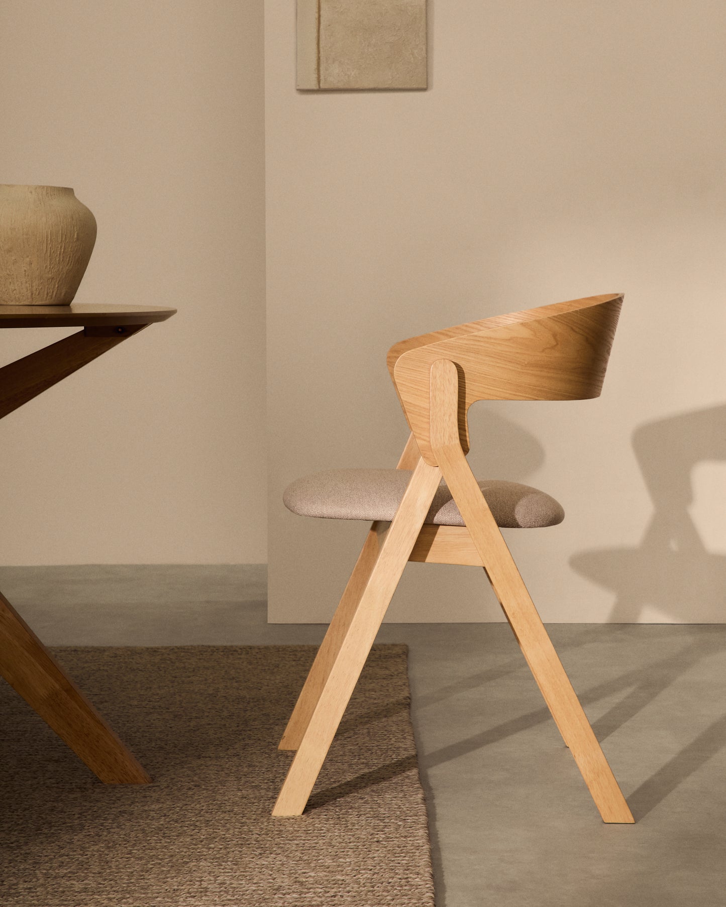 Kave Home Godia eetkamerstoel chenille Beige/naturel
