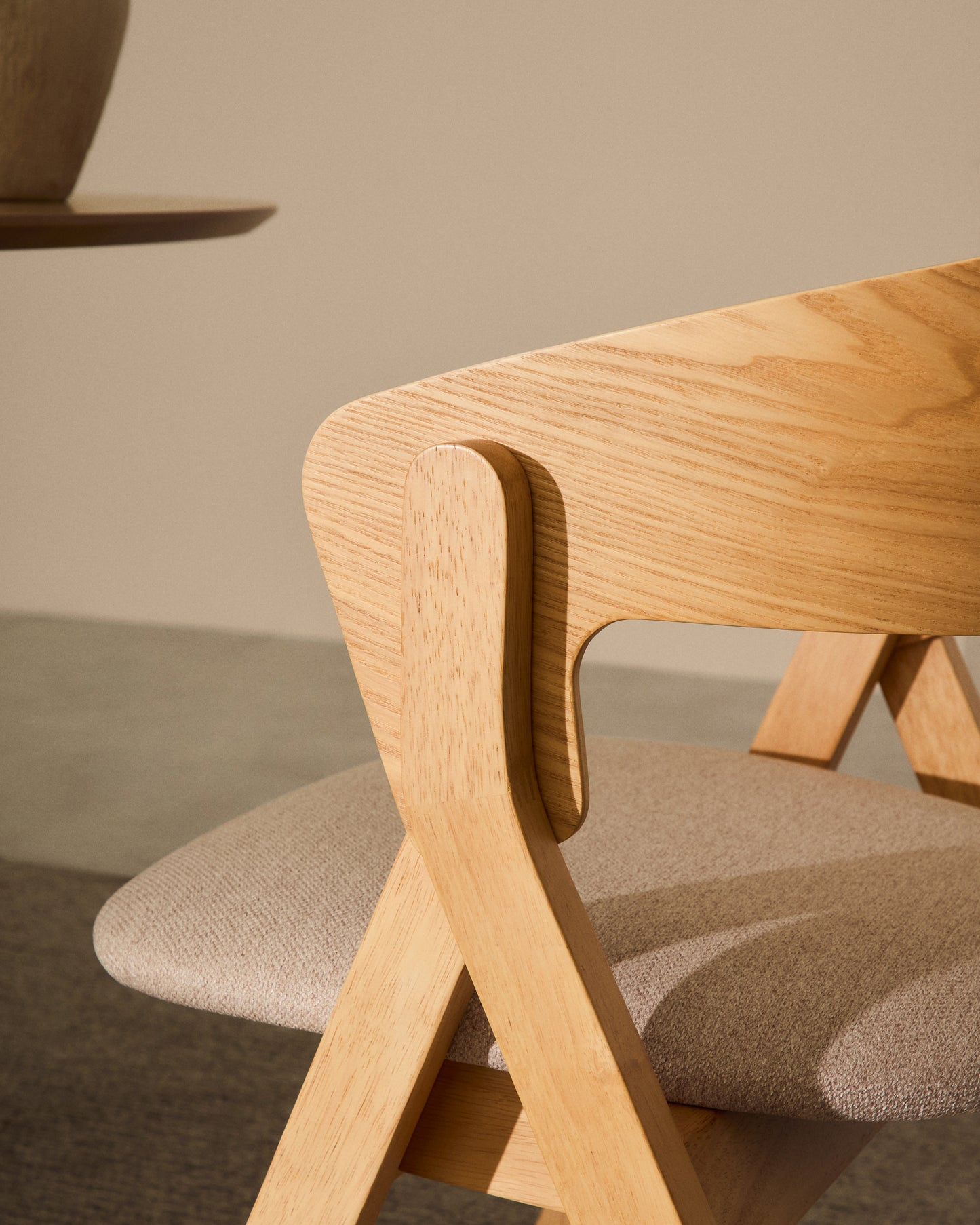 Kave Home Godia eetkamerstoel chenille Beige/naturel